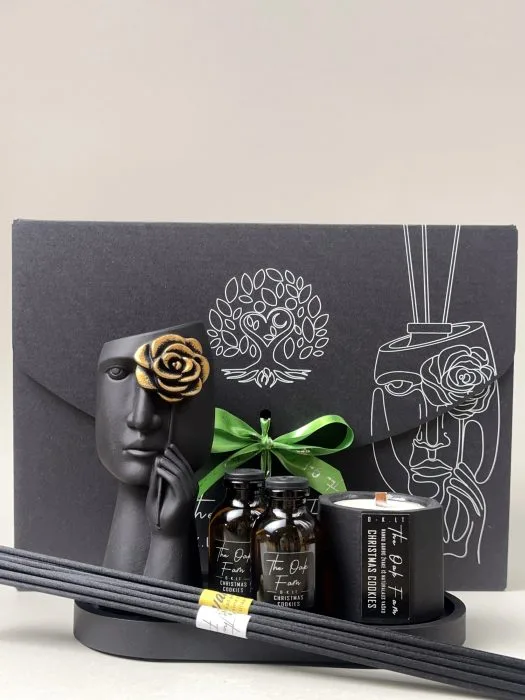 DOVANŲ RINKINYS: Rankų darbo figūrėlė „SHY" su auksine gėlyte, 2x20ml buteliukai su LUXURY aromatu, 45g žvakė Wonder Berries kvapo, gipsinis padėkliukas, 2 lazdelių komplektai