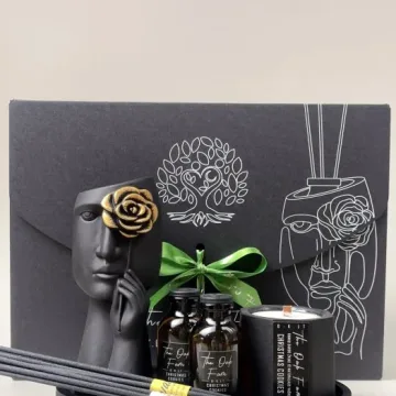 DOVANŲ RINKINYS: Rankų darbo figūrėlė „SHY" su auksine gėlyte, 2x20ml buteliukai su LUXURY aromatu, 45g žvakė Wonder Berries kvapo, gipsinis padėkliukas, 2 lazdelių komplektai