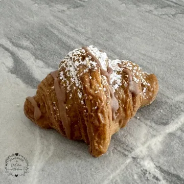 Rankų darbo sojų vaško žvakė Kruasanas su pudra
