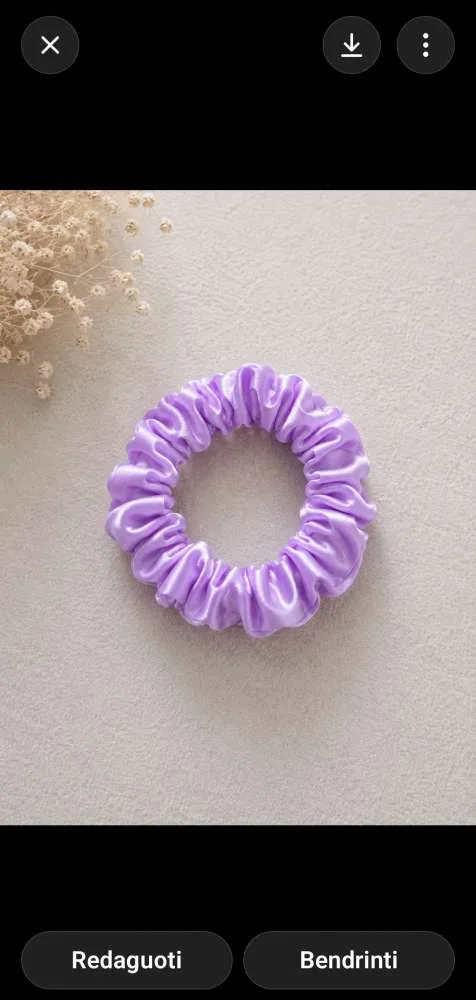Šviesiai violetinių satino plaukų gumytė