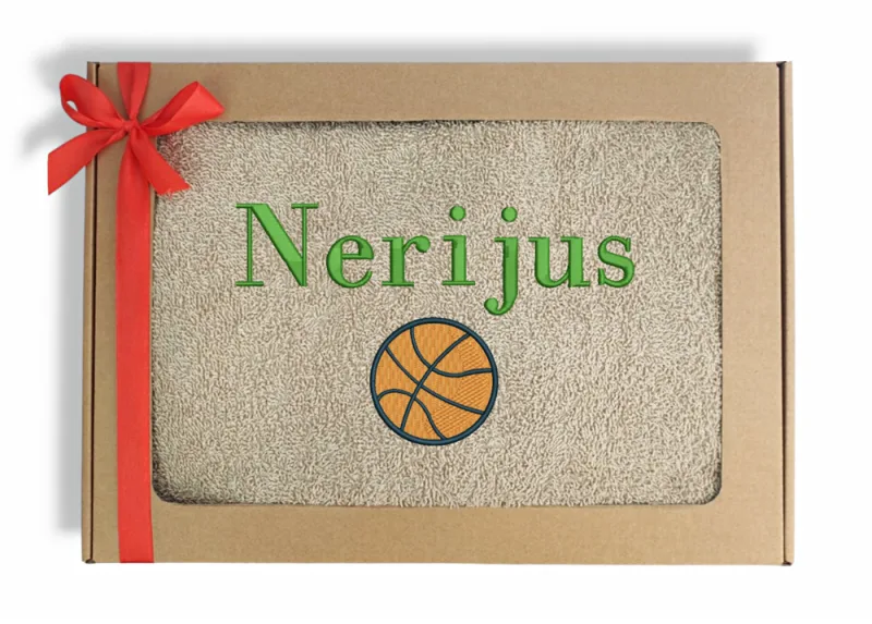 Siuvinėtas rankšluostis „Nerijus su krepšinio kamuoliu“ (Su jūsų norimu vardu)