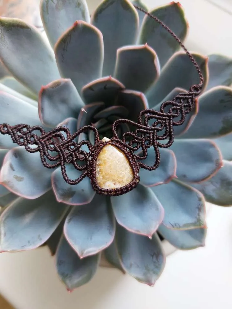 Macrame kaklo papuošalas