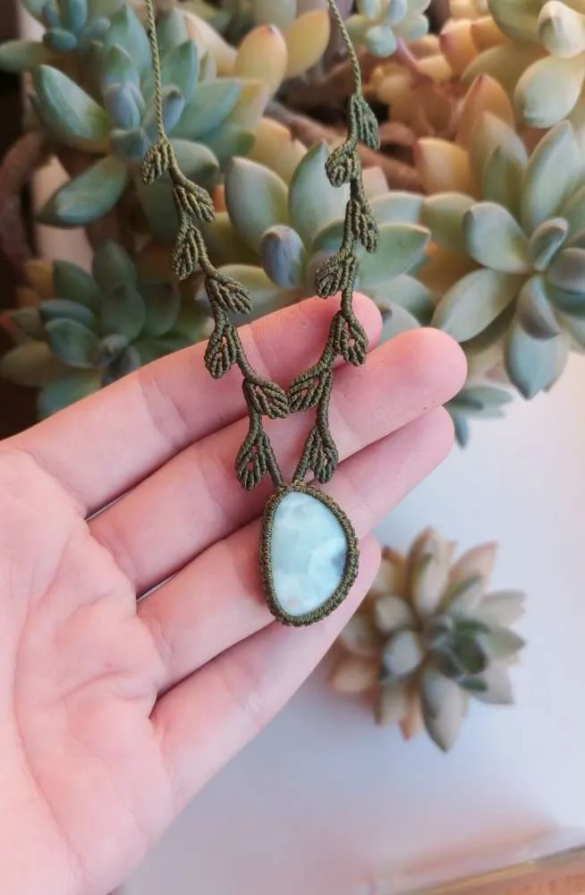 Macrame pakabutis su Larimar akmeniu