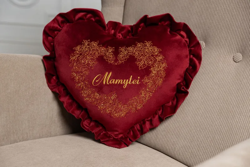 Siuvinėta pagalvė Mamai, Personalizuota širdelės formos pagalvėlė
