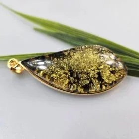 Žalio gintaro pakabukas su auksu