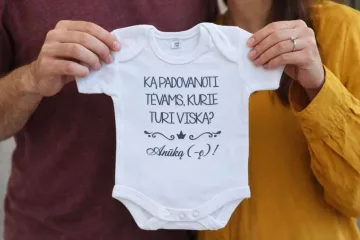 Dovana būsimiems seneliams - smėlinukas su užrašu „ Ką padovanoti tėvams kurie turi viską“