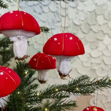 Rankų darbo eglutės žaisliukų komplektas „Grybukai“ (3 vnt.)