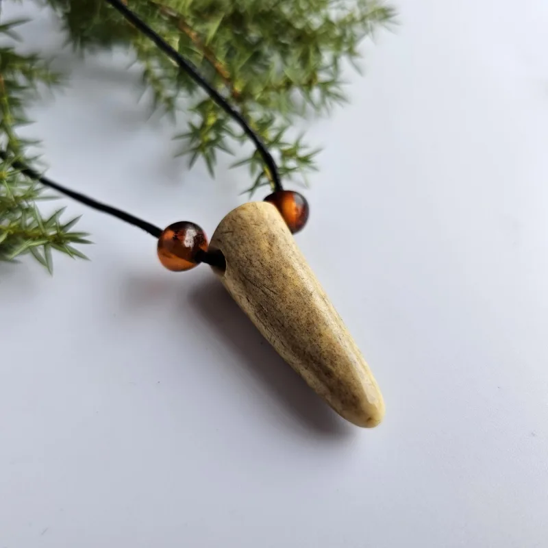 Kaklo papuošalas iš elnio rago ir gintaro