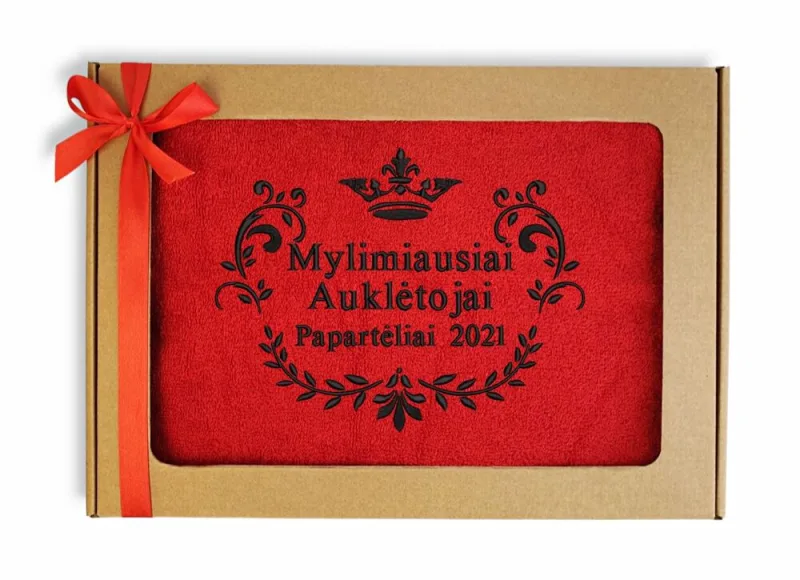 Siuvinėtas rankšluostis „Mylimiausiai auklėtojai“ (Su grupės pavadinimu)
