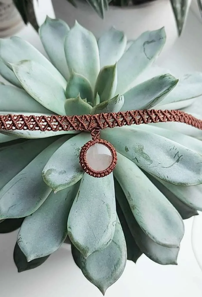 Macrame čokeris su rožiniu kvarcu