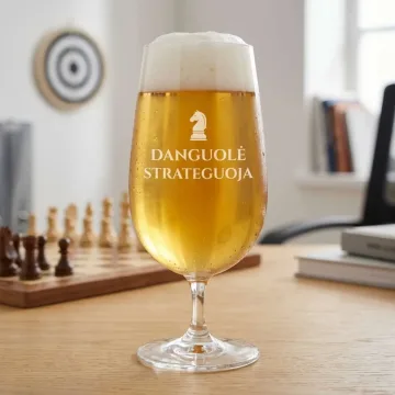 Alaus taurė ant kojelės su graviravimu „[Vardas] strateguoja“