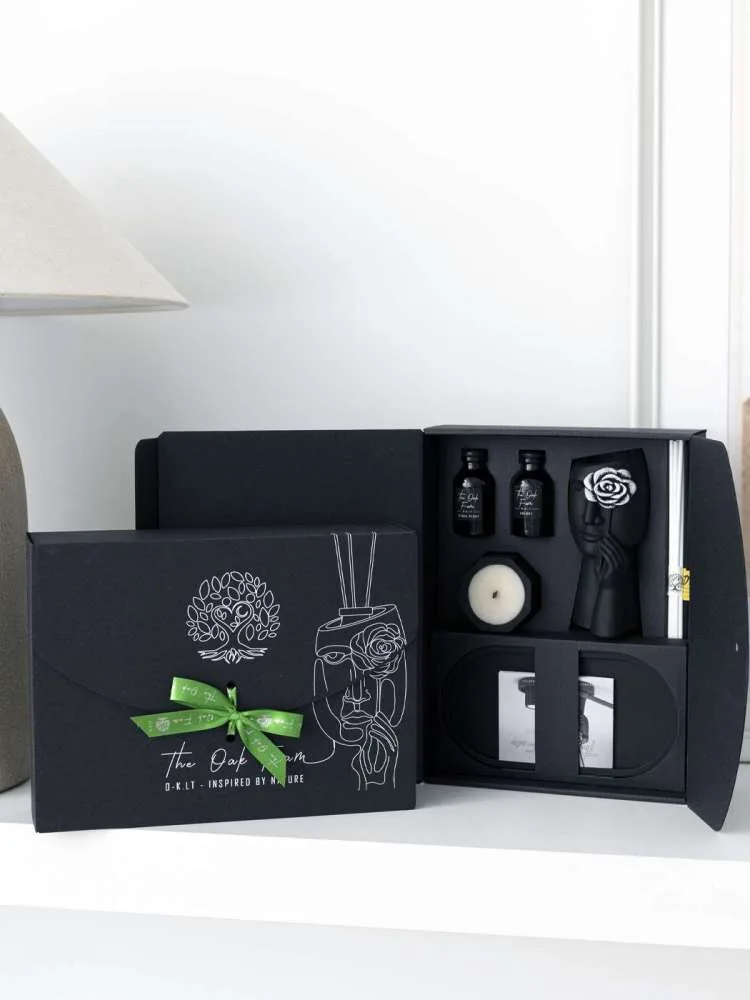 DOVANŲ RINKINYS: Rankų darbo figūrėlė „SHY" su balta  gėlyte, 2x20ml buteliukai su WONDER BERRIES aromatu,  45g žvakė Wonder Berries kvapo, gipsinis padėkliukas, 2 lazdelių komplektai