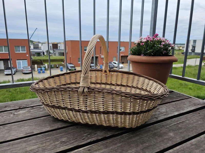 Didelė derliaus pintinė su tamsiomis juostomis