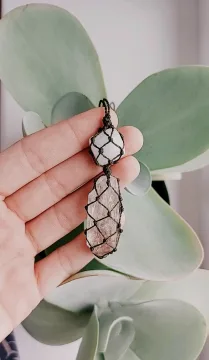 Macrame pakabutis su kalnų krištolu ir Mėnulio akmeniu