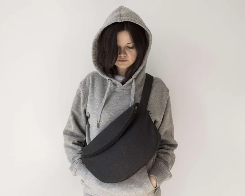Juoda rankinė per petį unisex, Avontuur