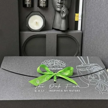 DOVANŲ RINKINYS: Rankų darbo figūrėlė „SHY" su juoda gėlyte, 2x20ml buteliukai su WINTER DREAM aromatu,  45g žvakė Wonder Berries kvapo, gipsinis padėkliukas, 2 lazdelių komplektai