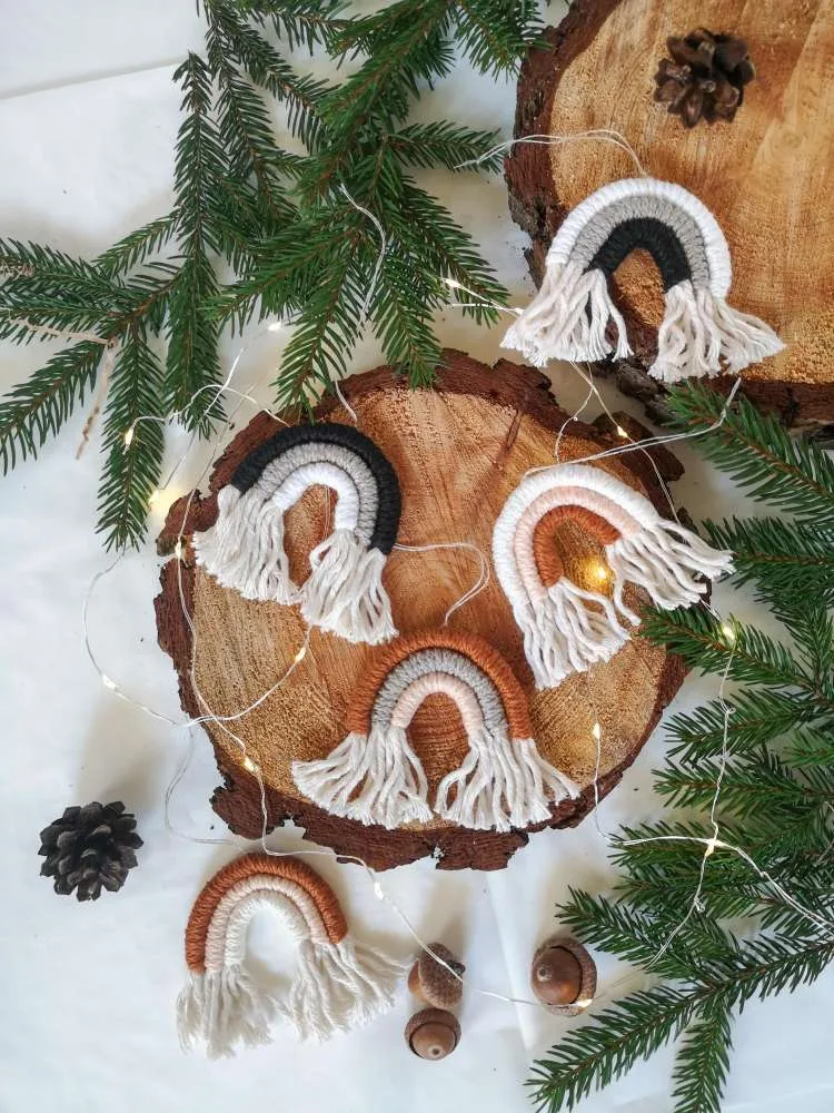 Mini macrame vaivorykštės. Kalėdinės eglutės dekoracijos.
