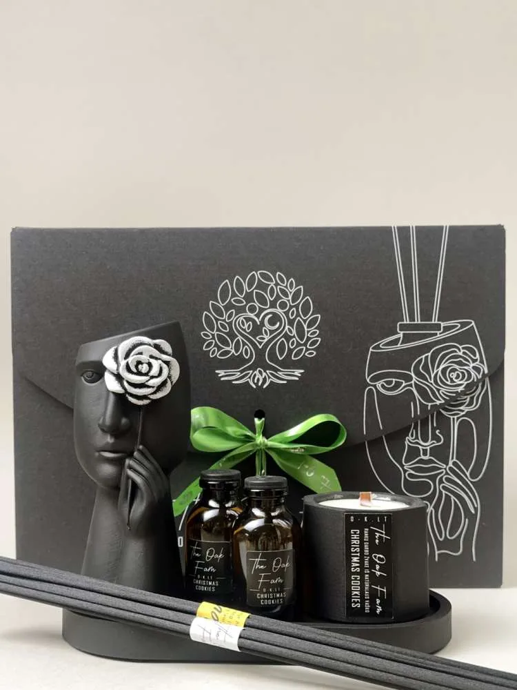DOVANŲ RINKINYS: Rankų darbo figūrėlė „SHY" su balta gėlyte, 2x20ml buteliukai su WINTER DREAM aromatu,  45g žvakė Wonder Berries kvapo, gipsinis padėkliukas, 2 lazdelių komplektai