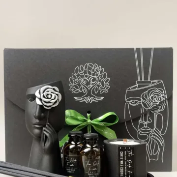 DOVANŲ RINKINYS: Rankų darbo figūrėlė „SHY" su balta gėlyte, 2x20ml buteliukai su WINTER DREAM aromatu,  45g žvakė Wonder Berries kvapo, gipsinis padėkliukas, 2 lazdelių komplektai