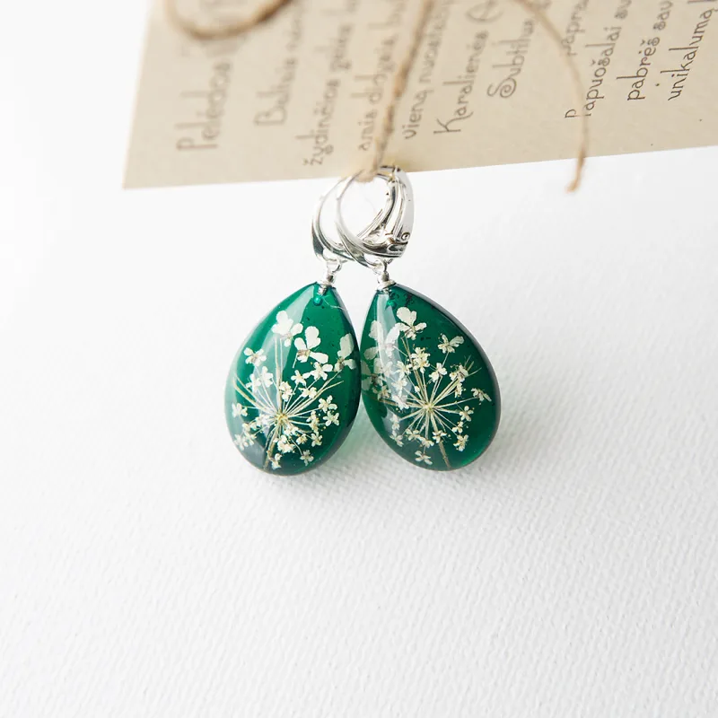 Sidabriniai lašo formos auskarai „Emerald Queen“