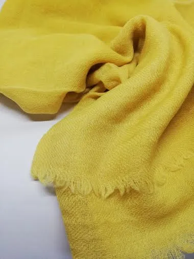 Augaliniais dažais dažytas merinosų vilnos šalis