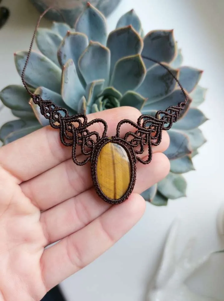 Macrame pakabutis su Tigro akies akmeniu
