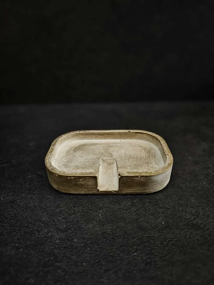 Rankų darbo betoninė muilinė su tarpuku sendintas auksas