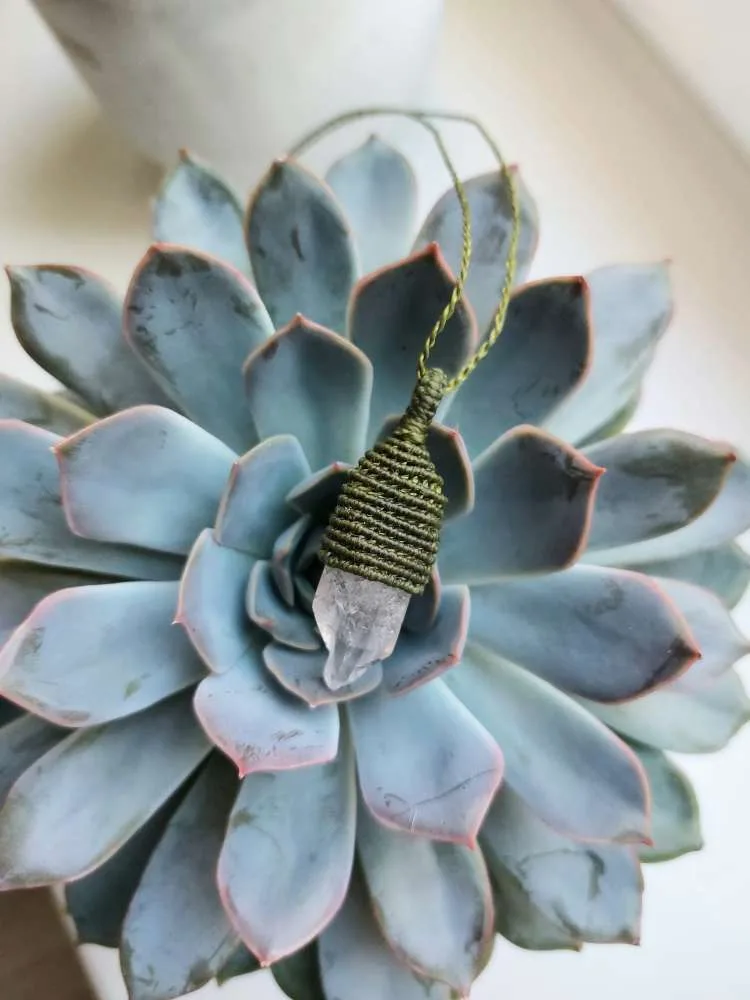 Macrame pakabutis su kalnų krištolu