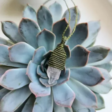 Macrame pakabutis su kalnų krištolu