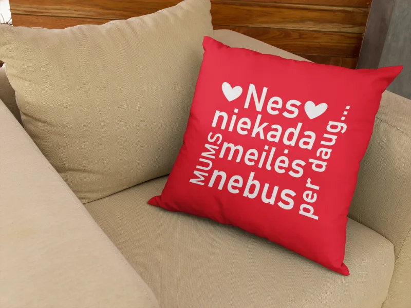 Pagalvė „Nes niekada mums meilės nebus per daug...“