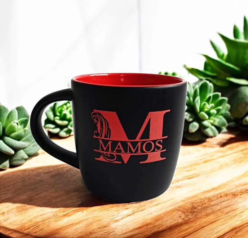 Graviruotas puodelis „Mamos“