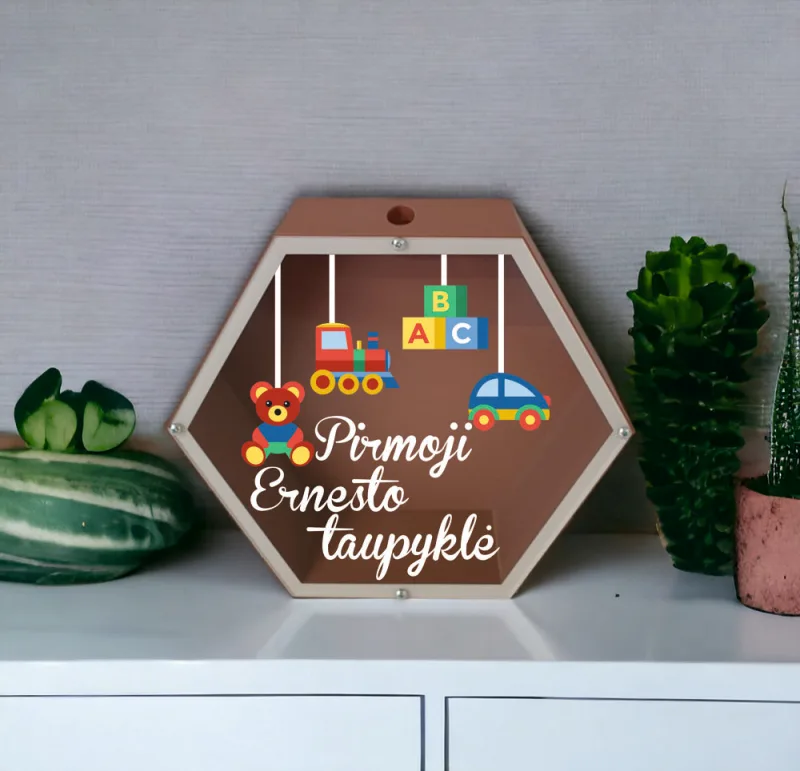 3D Taupyklė šešiakampė „Pirmoji Ernesto taupyklė“ (Su jūsų pasirinktu vardu)