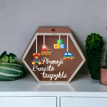 3D Taupyklė šešiakampė „Pirmoji Ernesto taupyklė“ (Su jūsų pasirinktu vardu)