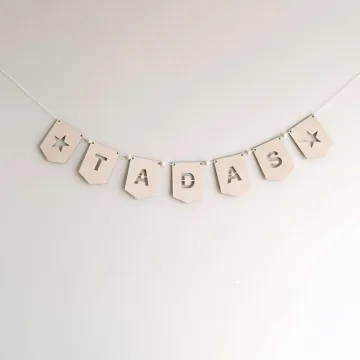 Vardinė medinių vėliavėlių girlianda