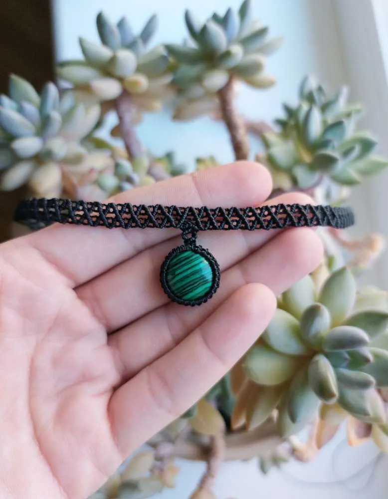 Rankų darbo macrame čokeris su natūraliu malachito akmeniu