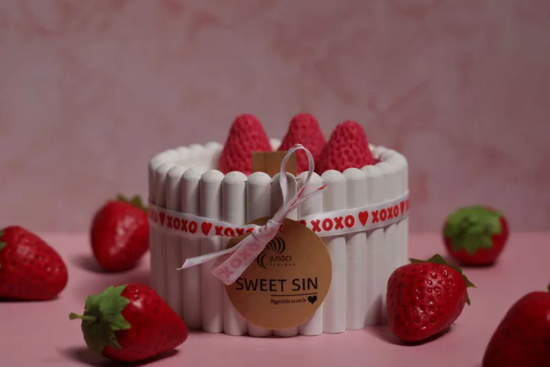 Kvepianti sojų vaško žvakė akriliniame inde SWEET SIN