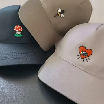 Kepurė su snapeliu ''Grybukas/musmirė, bitelė, širdelė''