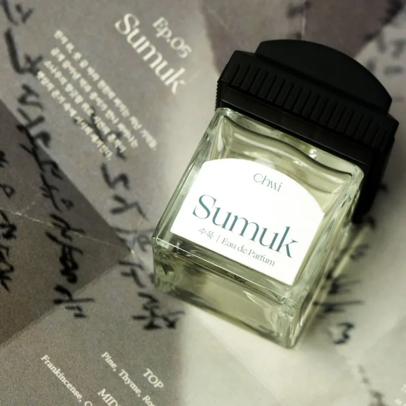 Chwi Sumuk Eau De Parfum Ink & Paper – kvepalai su pušies, smilkalų ir medienos natomis · 2