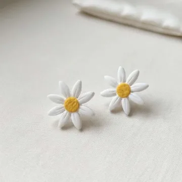 Rankų darbo auskarai Daisy