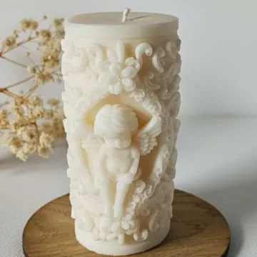 Rankų darbo sojų vaško žvakė „Angelas“ – stulpelio forma