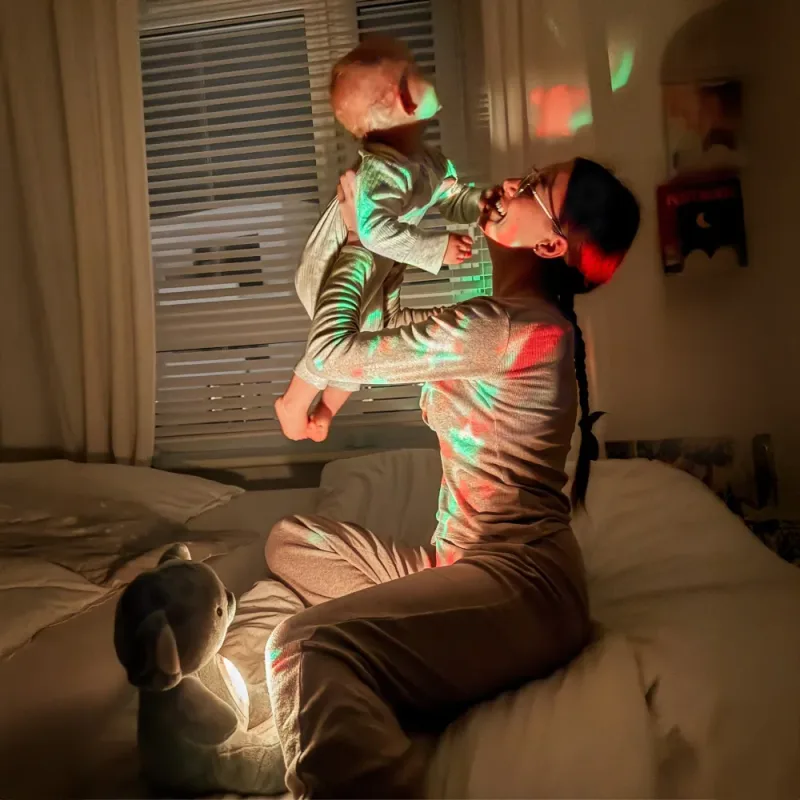 Pliušinis baltasis lokys WOOPIE BABY su projektoriumi ir raminančiais garsais – 15 melodijų · 2