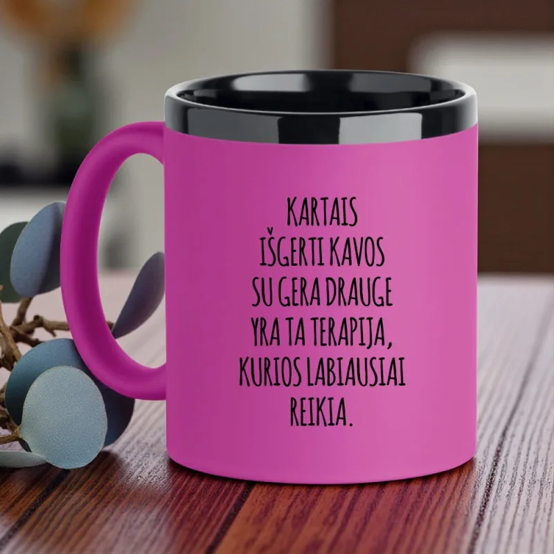 Graviruotas puodelis „Kartais išgerti kavos su gera drauge“