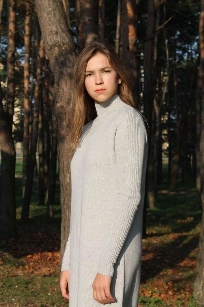 Šviesiai pilka moteriška suknelė / Megzta vilnonė suknelė / Šilta suknelė aukštu kaklu