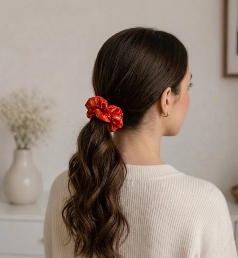 Raudona satino plaukų gumytė su auksiniais ornamentais