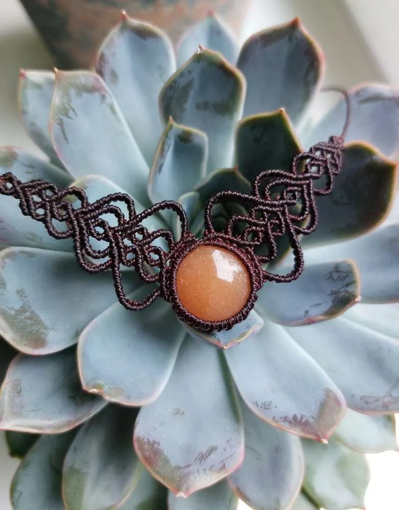 Macrame papuošalas su avantiurino akmeniu