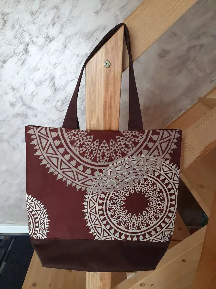 Laisvalaikio rankinė 40×36 cm, tamsiai ruda su ornamentais