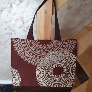 Laisvalaikio rankinė  40×36 cm, tamsiai ruda su ornamentais