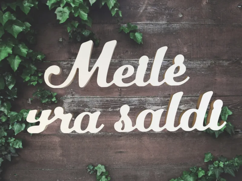 Pastatomas žodis „Meilė yra saldi“