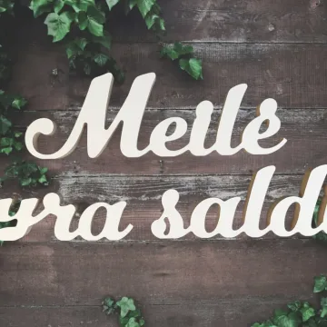 Pastatomas žodis „Meilė yra saldi“
