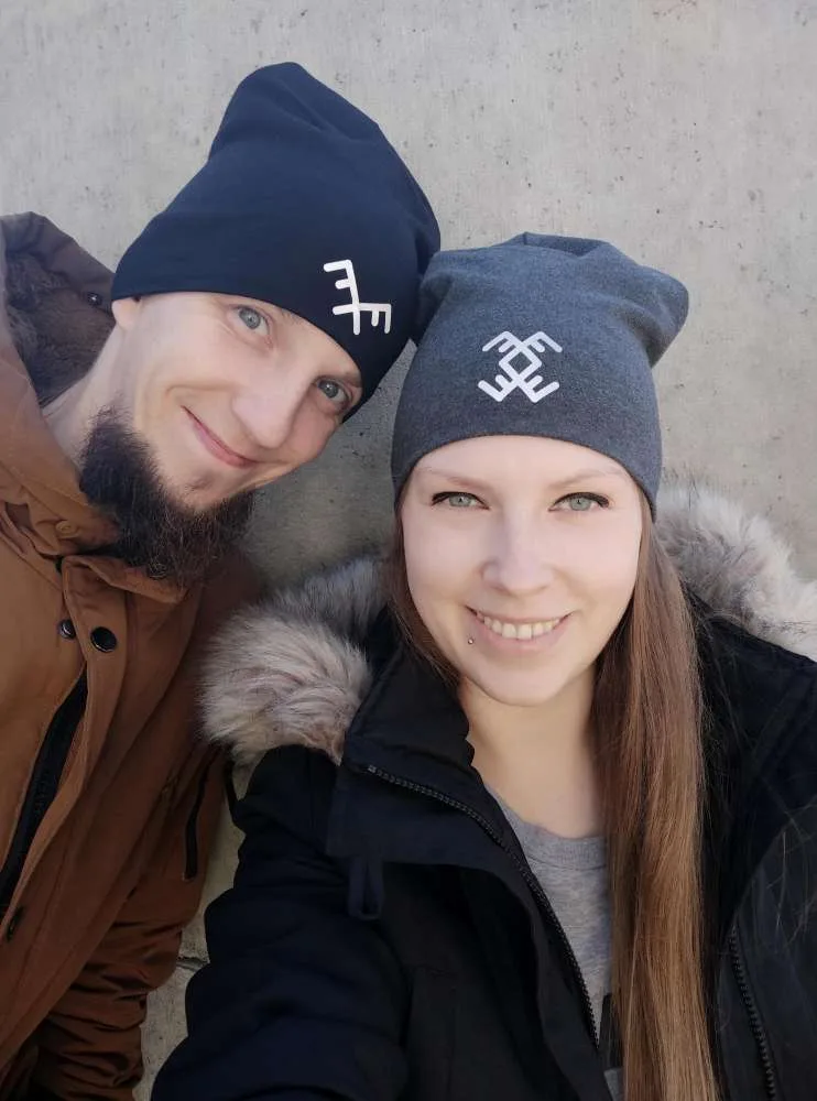 Medvilninės kepurės su šviesą atspindinčiais baltiškais simboliais
